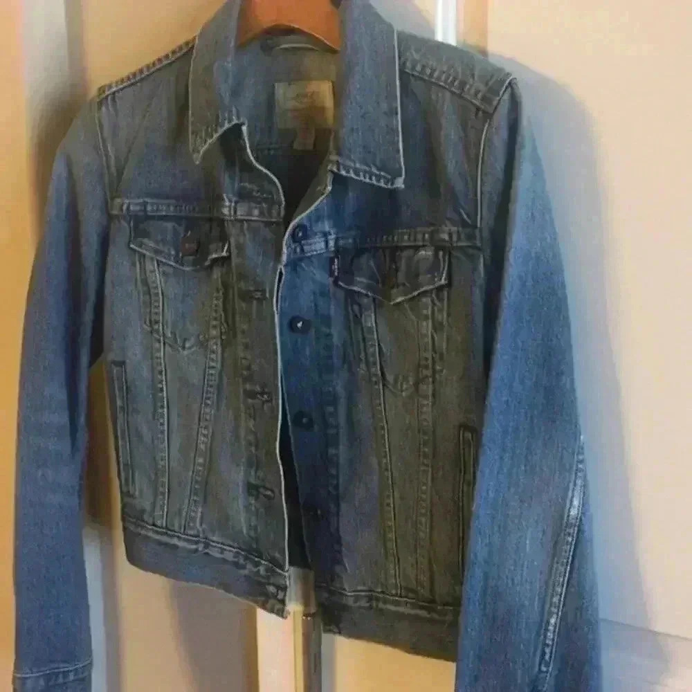 Levis Denim Trucker Jean Jacket Blue Size S Small NWOT Womens Distressed Classic